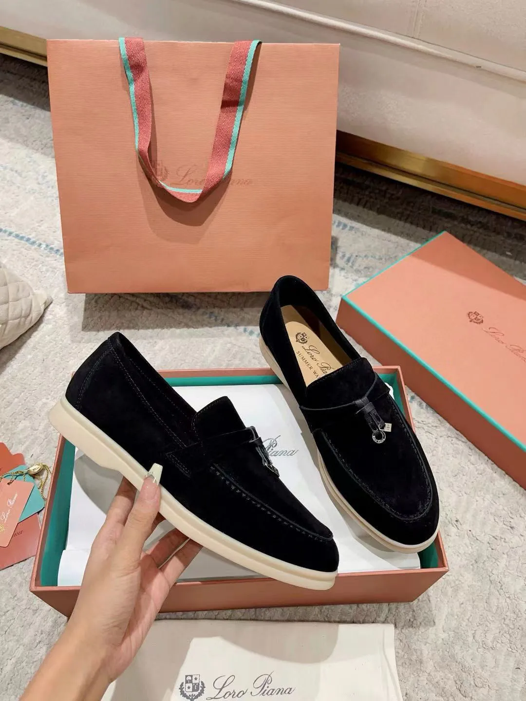 Factory price: 520💰4050 new color. Original purchase, 1⃣️: 1⃣️ folded and developed, Loro Piana professional model to try on feet, quality purchase level, flash sale of common products on the market, welcome to compare, original packaging. Fabric: Imported from Italy🐑High mercerized shearling, Lining: Hand-sewn mark thread in water-dyed cowhide imported from Italy🧵, high-end and elegant. Comfortable on the feet. Size: Women's 35-42 (41, 42) customized, non-returnable, men's 38-45 (46, 47, 48) customized, non-refundable. Fashionable boutiques that you can’t miss, a must-have item